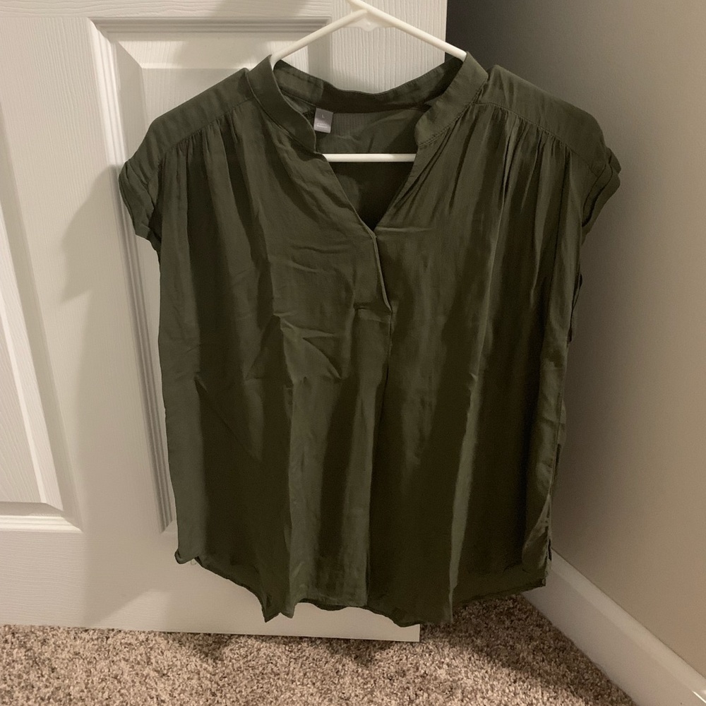 Army green lightweight top from Kohl’s, size Large